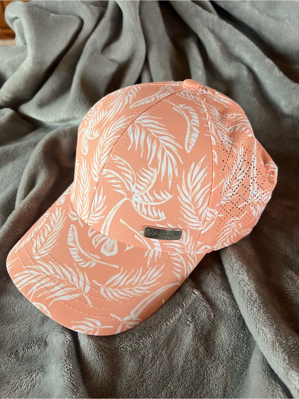 Hurley Adjustable Coral White Tropical Leaf Design, One Size, Good Condition
